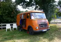 Ein Hanomag Kurier II, Baujahr 1963, mit einem Motor D28 CL II, 60 PS bei 3000 U/min. Im Katastrophenschutz eingesetzt von 1963 bis 1983 als Lade- und Instandsetzungsfahrzeug. Mit einem km-Stand von 18415 km im Jahr 1983 vom Gruppenfhrer des Katastrophenschutzes privat bernommen und seit dieser Zeit von ihm als Wohnmobil genutzt.
Gesehen bei den Historischen Feldtagen in Nordhorn 2013.