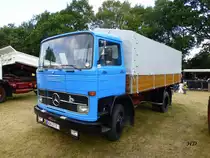 Ein LKW der Marke Mercedes Benz, Modell LP 911 B, Baujahr 1969, mit Plane und Spriegel. Motorleistung 110 PS. Zulssiges Gesamtgewicht 9000 kg.
Gesehen bei den Historischen Feldtagen in Nordhorn 2013.
