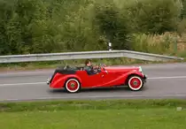 Ein Aero 30 Cabriolet war am 21.8.2013 nach Jicin in Tschechien unterwegs.
Dieses mir bis dahin unbekannte Gefhrt musste ich unbedingt fotografieren,
als es bei einer Kaffeepause an mir vorbei fuhr.