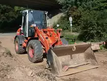 CAT-Radlader steht an der MIDAL-Trasse in 36100 Petersberg-Marbach, August 2013