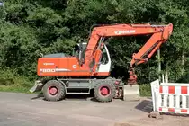 Liebherr 900 steht an der MIDAL-Gasleitungstrasse in der Gemarkung von 36100 Petersberg-Marbach im August 2013