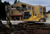 Volvo Bagger steht am 26.08.13 in Neu-Isenburg 