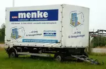 Anhnger mit Werbung menke  am Strassenrad abgestellt in Hattstedt 27,07,2013