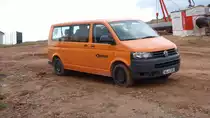 VW T5 der Firma  VORWERK  steht an der Baustelle der MIDAL-Gasleitung in 36100 Petersberg-Marbach, August 2013