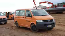VW T5 der Firma  VORWERK  steht an der Baustelle der MIDAL-Gasleitung in 36100 Petersberg-Marbach, August 2013