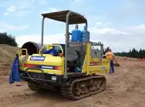 Yanmar C30R der Firma  Vorwerk  eingesetzt an der MIDAL-Trasse in 36100 Petersberg-Marbach, August 2013