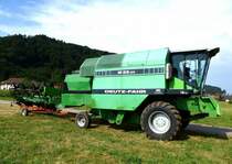 Deutz-Fahr, Mhdrescher M35.80 in Transportstellung mit angehngtem Mhwerk, Aug.2013