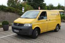 VW T5 als Zustellerfahrzeug der DEUTSCHEN POST am BKK-Hotel in Rotenburg/Hersfeld, August 2013