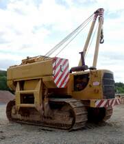 Caterpillar Rohrleger steht an der MIDAL-Trasse in 36100 Petersberg-Marbach, September 2013