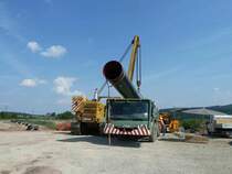Komatsu D 355 C von  Vorwerk  beldt den Gasrohrtransporter von  Finke - Spezialtransporte in der Gemarkung von 36100 Petersberg-Marbach, August 2013