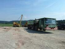MB Actros von  Finke - Spezialtransporte  steht bereit zur Beladung. Gesehen an der MIDAL-Trasse in 36100 Petersberg-Marbach im August 2013