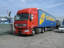 Im Fhrhafen Sassnitz-Mukran stand,am 16.August 2013,dieser Renault Sattelzug.