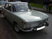 BMW 2000 TI. 1966 - 1968. Der 2000 war das Spitzenmodell der bereits 1962 vorgestellten  Neuen Klasse . Da sich das Modell 2000 tilux mit den Rechteckscheinwerfern wesentlich besser verkaufte, wurde der 2000 TI im Sommer 1968 aus dem Programm genommen. Der 4-Zylinderreihenmotor leistet aus 1.990 cm Hubraum 120 PS und verhilft dem Wagen zu einer Hchstgeschwindigkeit von 168 km/h. Oldtimertreffen Kokerei Zollverein am 01.09.2013.