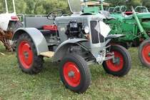 Schlter steht bei der Oldtimerausstellung der Traktorenfreunde Mackenzell im September 2013