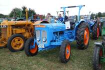 Fordson Dexta steht neben seinem Verwandten bei der Oldtimerausstellung der Traktorenfreunde Mackenzell im September 2013