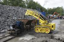 Am 1.9.2013 belud diese Schmiedag Kleinraup unermglich Feldbahnloren.
Es geschah im Rahmen des Osnabrcker Dampftages am Piesberg.