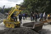 Dieses Fahrzeug kannte ich noch aus meinen Kindertagen. Es ist eine 
Schmiedag Kleinraupe, die am 1.9.2013 im Rahmen des Dampftages am
Piesberg in Osnabrck vorgefhrt wurde.
