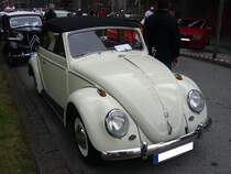 VW Kfer Cabriolet des Jahrganges 1958. Dieses in perlwei lackierte Karmann Cabriolet ist mit dem 1.192 cm motorisiert. Der 4-Zylinderboxermotor leistet hier 30 PS. Oldtimertreffen Kokerei Zollverein am 01.09.2013.