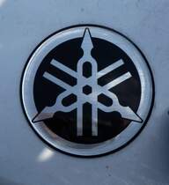 Yamaha, Firmenemblem am Tank eines Motorrades, die japanische Firma Yamaha Motor wurde 1955 gegrndet, Sept.2013