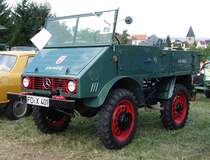 Unimog steht bei der Oldtimerausstellung der Traktorenfreunde Mackenzell im September 2013