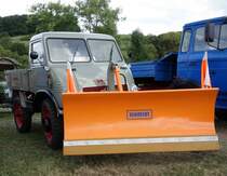 Unimog mit Schmidt-Schneepflug steht bei der Oldtimerausstellung der Traktorenfreunde Mackenzell im September 2013