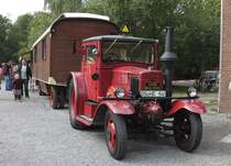 Im Rahmen des Dampftages am Piesberg in Osnabrck am 1.9.2013 war 
dieses Gespann eines Lanz Eil Buldog mit einem alten hlzernen
Wohnanhnger eines der prachtvollsten Ausstellungsstcke.