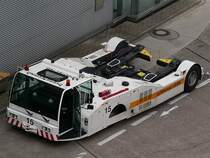 Ein stangenloser Flugzeugschlepper der Firma Goldhofer wartet am Dsseldorfer Flughafen auf seinen Einsatz. Das Foto stammt vom 03.06.2007