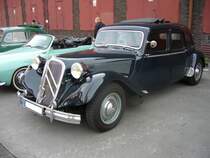 Citroen 15 CV Six. 06.1938 - 03.1955. Der 15 CV basiert in den Grundzgen auf dem im Mai 1934 vorgestellten Traction Avant 11 CV. Der 2.867 cm groe 6-Zylinderreihenmotor leistet 77 PS. 
Ab Mai 1954 konnte man den 15 CV Six auch als Modell H ordern. Das Modell H war bereits mit der hydropneumatischen Federung der im Oktober 1955 vorgestellten Gttin ausgestattet. Oldtimertreffen Kokerei Zollverein am 01.09.2013.