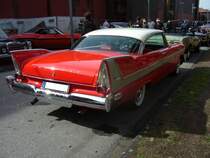 Plymouth Fury Hardtop Coupe von 1958. Von diesem Modell verkaufte die Plymouth-Division im Modelljahr ´58 5.303 Einheiten. Der Fury-V8 genannte Motor leistet 250 PS aus 5.202 cm Hubraum. Der Einstiegspreis lag bei US$ 3.032,00. In Stephen King´s Buch bzw. Buchverfilmung  Christine  spielt ein solches Fury Coupe die Hauptrolle. Oldtimertreffen Kokerei Zollverein am 01.09.2013.
