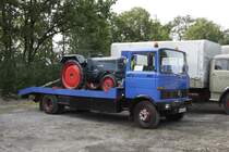 Mercedes Benz 1013 mit Abschleppplattform.
Dieses Fahrzeug wurde am 1.9.2013 im Rahmen des Osnabrcker Dampftages 
am Piesberg mit einer interessanten Ladung, einem Lanz Trecker, prsentiert. 
