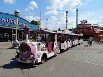 DOTTO, der Bummelzug am Wiener-Prater lsst Gste zur nchsten Fahrt zusteigen; 130829