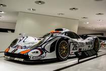 Porsche 911 GT1, gesehen im Porsche Museum Stuttgart-Zuffenhausen am 30.11.2012