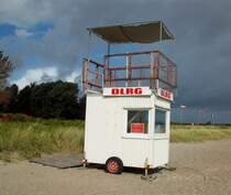 DLRG Anhnger mit Aussichtplattform am Ostsee Strand 07,09,2011
