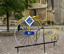 Hochrad als Wegweiser zum Touristen-Bro, gesehen im Elsa, Juni 2013