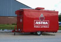 ASTRA Trinken auf Rdern roter Verkaufsanhnger mit Khler in Travemnde am 09,03,2012