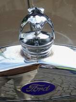 Khlerfigur eines Ford Model A bei der 24. Viersener Oldtimerrallye 2.6.2012  