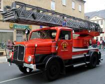 Drehleiter DL 25 Typ S 4000-1 der Freiwillige Feuerwehr Triebes. Zusehn beim Historischer Feuerwehrumzug in Zeulenroda. Foto 31.08.13 