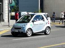 Grauer Smart mit Werbung unterwegs in Fribourg am 03.09.2013