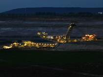 Tag und Nacht graben sich die Schaufelradbagger durch den Tagebau Inden und fressen sich durch die Landschaft um das Kraftwerk in Weisweiler mit Braunkohle zu fttern. Gesehen am Abend des 04.09.2013 vom Aussichtspunkt am Rand des Tagebaus.