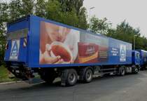 ALDI MARKT WESTMINSTER Tee  Werbung auf dem 2achs Sattelauflieger mit DAUTEL Ladelift Heckansicht am 17.08.2013

