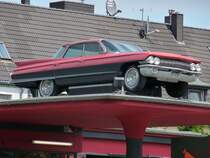 Cadillac Sedan de Ville auf dem Dach eines Currywurst-Restaurants in Viersen, 2.6.2012 