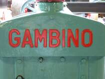 Gambino, ehemaliger italienischer Traktorenhersteller, Schriftzug am K�hler eines Oldtimer-Traktors, Sept.2013 