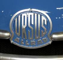 Ursus, K�hleremblem an einem Oldtimer-Traktor der Ursus Traktoren-Werke Erkelenz&Co.in Wiesbaden, hier wurden von 1950-57 Traktoren gebaut, (hat nichts mit der polnischen Traktorenfirma Ursus zu tun), Sept.2013