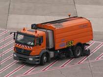 Eine spezielle Mercedes Vorfeldkehrmaschine bei der Arbeit am Dsseldorfer Flughafen. Das Foto stammt vom 03.06.2007