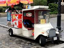 MINI-Umbau wartet im Bereich der Fischbastei zu Budapest trotz Regenwetter mit k�hlen Getr�nken auf;  130826