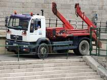 MAN LE18.280 schiebt nach Containerzustellung die enge Gasse retour zur�ck;130827