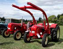 zwei Rotnasen stehen bei der Oldtimerausstellung der Traktorenfreunde Mackenzell im September 2013