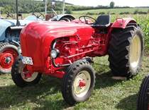 Porsche steht auf  gro�em Fu�  bei der Oldtimerausstellung der Traktorenfreunde Mackenzell im September 2013