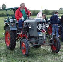 Eicher rollt zu seinem Standplatz bei der Oldtimerausstellung der Traktorenfreunde Mackenzell im September 2013