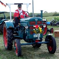 Hanomag R16 rollt zu seinem Standplatz bei der Oldtimerausstellung der Traktorenfreunde Mackenzell im September 2013